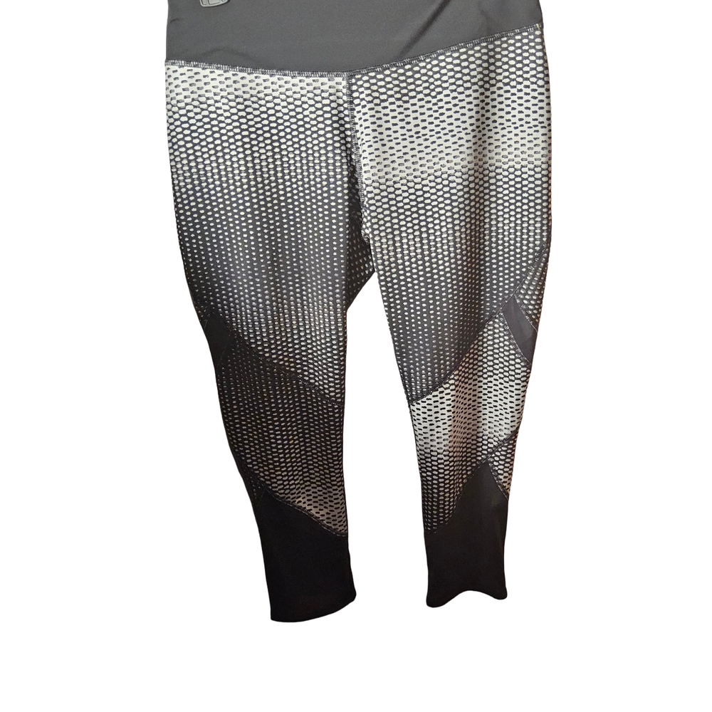 Preloved Size Medium Tek Gear Black and Gray Performance Legging Capris